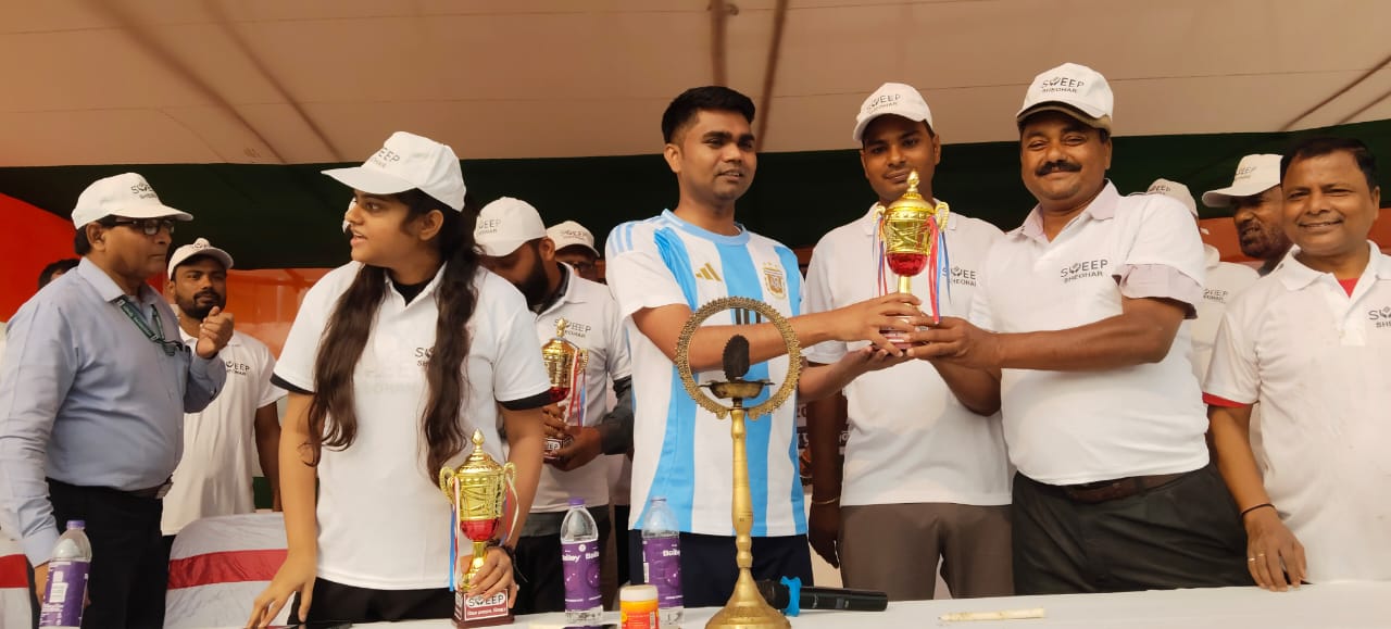 मतदाता जागरूकता के लिए प्रशासन-प्रेस फुटबॉल मैच