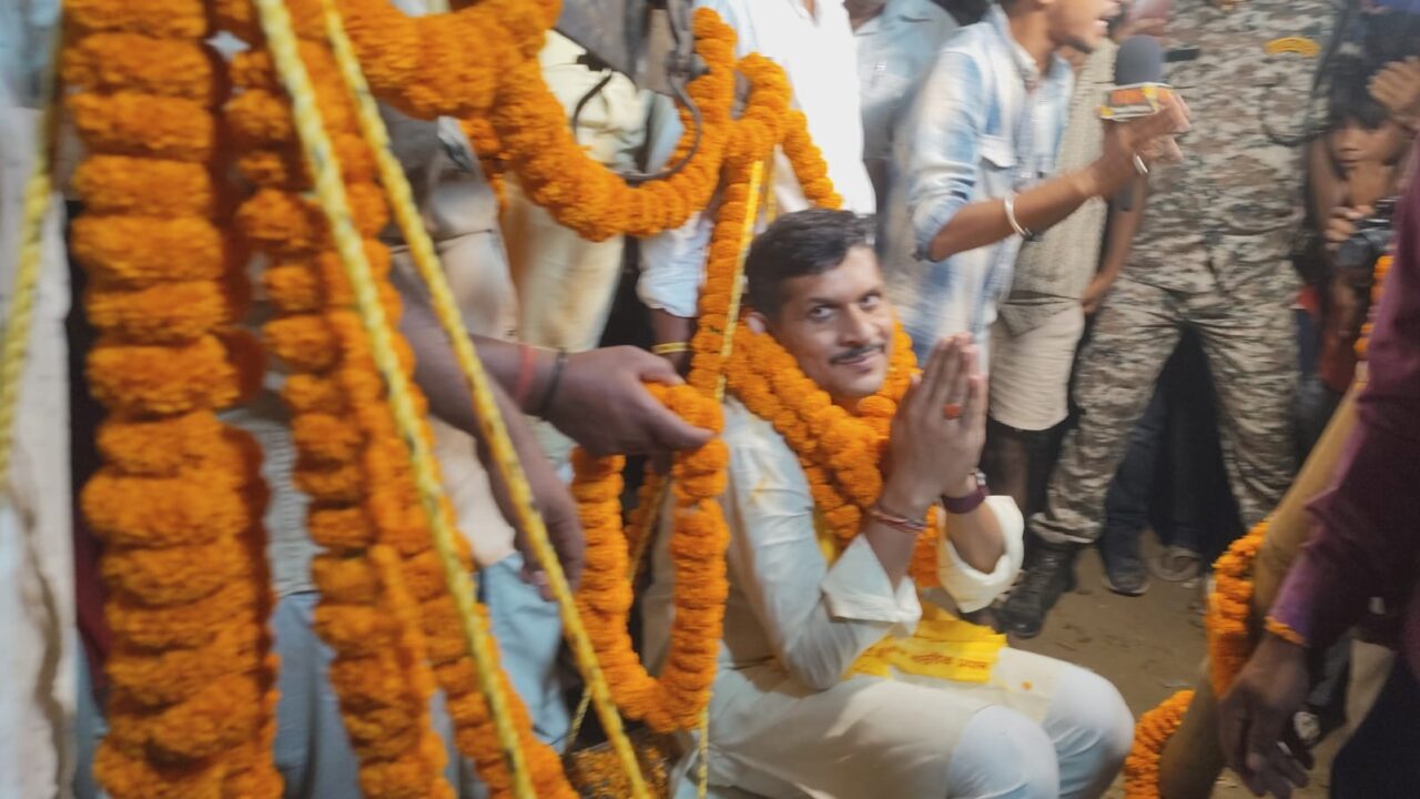 काशोपुर में जन सुराज प्रत्याशी नीरज सिंह का सिक्कों से सम्मान