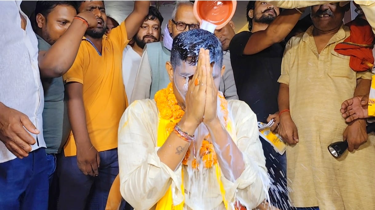 गणेशपुर में जन सुराज उम्मीदवार नीरज सिंह का दूध-लड्डू सम्मान